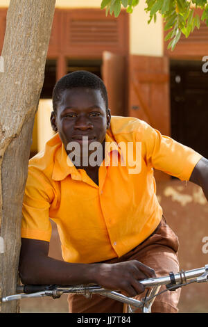 Un étudiant sur son vélo au Junior High School de Talensi Nabdam, au Ghana. Banque D'Images