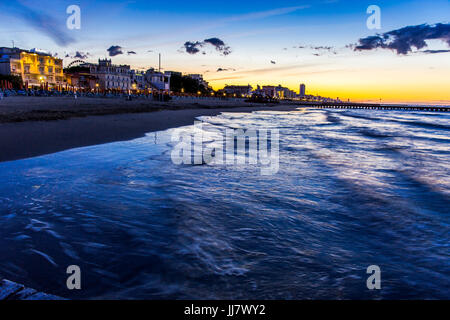 Vue sur la plage et les hôtels de pier au lever du soleil. La plage de Jesolo, Italie. Banque D'Images