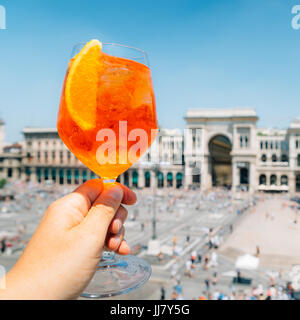 Aperol Spritz en verre donnant sur la Piazza Duomo de Milan Banque D'Images