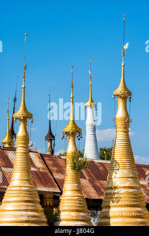 La pagode Shwe indein - un groupe de pagodes dans le village d'indein, près du lac Inle, l'État de Shan, myanmar Banque D'Images