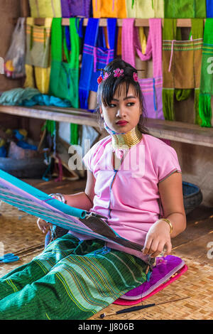 Une jeune femme de la tribu padaung (le groupe dans lequel les femmes portent le cou en laiton bobines), au lac Inle, l'État de Shan, myanmar Banque D'Images
