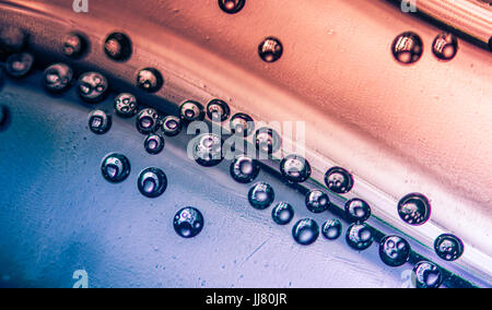 Minuscules gouttes d'eau photographié avec un objectif macro pour capturer les détails de la petites bulles et les minuscules gouttes d'eau qui se sont formées à l'intérieur de la bouteille Banque D'Images