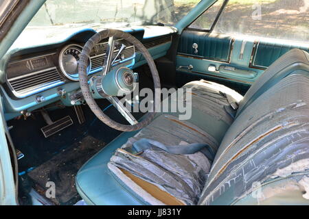 L'épave d'un intérieur vintage voiture américaine. Banque D'Images