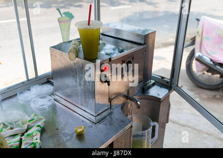 Duy Phu, Vietnam - Mars 14, 2017 : presse-agrumes pour jus de canne à sucre Banque D'Images