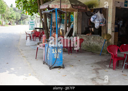 Duy Phu, Vietnam - Mars 14, 2017 : Petite station-village en vietnamien Banque D'Images