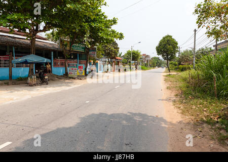 Duy Phu, Vietnam - Mars 14, 2017 : vietnamien typique route à travers le village Banque D'Images