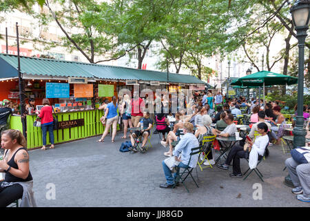 'Broadway' Morsures de vendeurs de nourriture en plein air dans la région de Greeley Square Park, New York City, New York. Banque D'Images