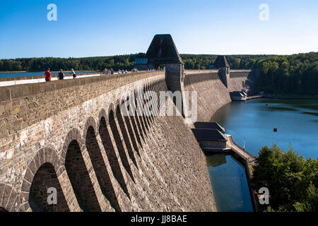 DEU, l'Allemagne, région du Sauerland, Moehnesee, Moehensee barrage d'approvisionnement en eau. DEU, Deutschland, Sauerland, Moehnesee, Moehneseetalsperre. Banque D'Images