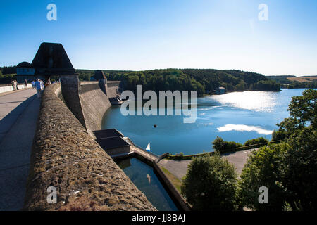 DEU, l'Allemagne, région du Sauerland, Moehnesee, barrage d'approvisionnement en eau Moehnesee. DEU, Deutschland, Sauerland, Moehnesee, Moehneseetalsperre. Banque D'Images