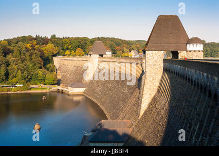 DEU, l'Allemagne, région du Sauerland, Moehnesee, Moehensee barrage d'approvisionnement en eau. DEU, Deutschland, Sauerland, Moehnesee, Moehneseetalsperre. Banque D'Images