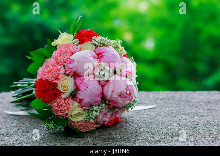 Bouquet de mariée mariage avec orchidées blanches, marguerites et baies rouges Banque D'Images