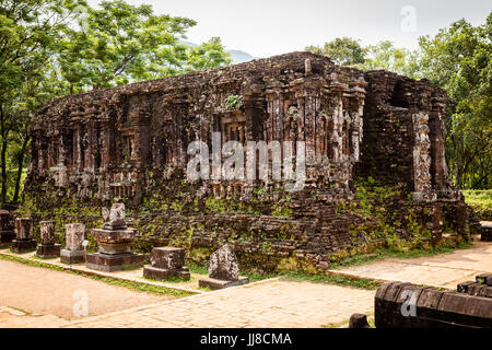 Duy Phu, mon fils temple, Vietnam - Mars 14, 2017 : ruines de temples hindous au milieu de la jungle, site du patrimoine mondial de l'UNESCO Banque D'Images
