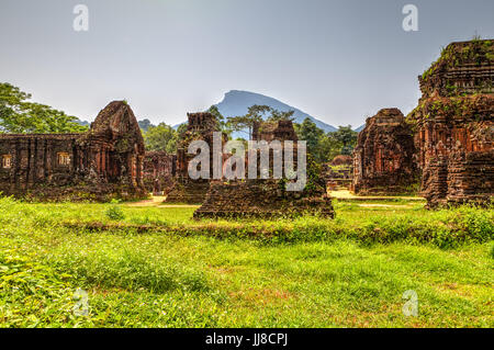 Duy Phu, mon fils temple, Vietnam - Mars 14, 2017 : ruines de temples hindous au milieu de la jungle, site du patrimoine mondial de l'UNESCO Banque D'Images