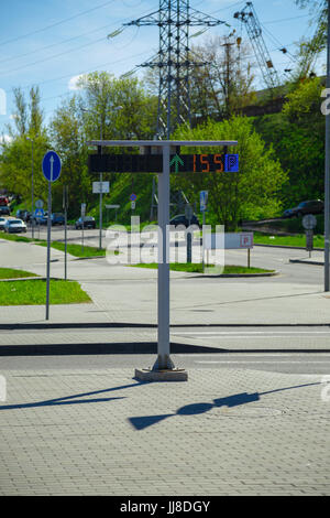 Parking numérique signe sur la rue avec le nombre de places disponibles Banque D'Images