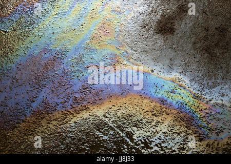 La texture de fond d'un déversement de pétrole sur la route. La pollution de l'environnement Banque D'Images