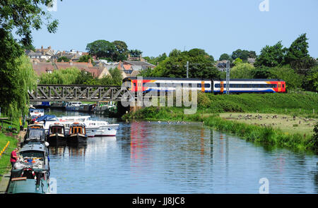 Diesel de la classe 158 traverse la rivière Great Ouse à Ely, Cambridgeshire, Angleterre, RU Banque D'Images