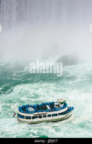 Les visiteurs de Niagara Falls, Canada ont une vue rapprochée de la tombe du Maid of the Mist Banque D'Images