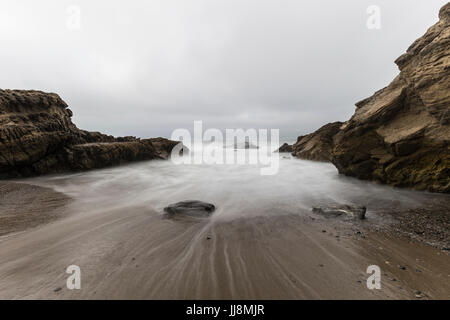 Crique rocheuse avec de l'eau brouillée motion à Leo Carrillo State Beach à Malibu, en Californie. Banque D'Images