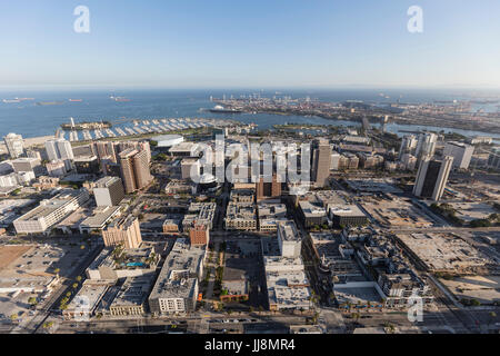 Vue aérienne du centre-ville de Long Beach dans le comté de Los Angeles, en Californie. Banque D'Images