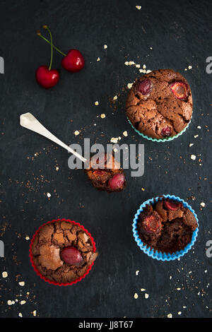 Yummy cherry-chocolat muffins sur un fond noir Banque D'Images