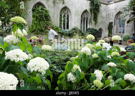 St Dunstan dans la ville urbaine de l'été dans le jardin London EC3 England UK KATHY DEWITT Banque D'Images