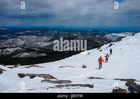 Les gens sont la randonnée sur le sommet de montagne couverte de neige de wit. Banque D'Images
