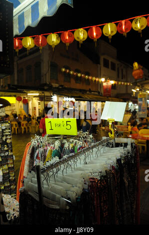 Vêtements pour la vente au marché de Chinatown. Singapour Banque D'Images