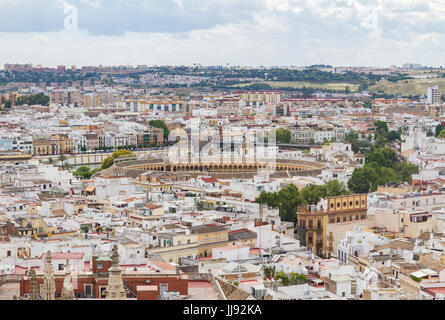 Vue aérienne de Séville avec un accent sur les arènes de Séville, la Plaza de toros de la Real Maestranza de Caballería. La construction a eu lieu entre un 1749 Banque D'Images