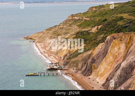 Les visiteurs de l'Alum Bay, île de Wight, Hampshire, England UK en Juillet - célèbre pour ses différents sables colorés Banque D'Images