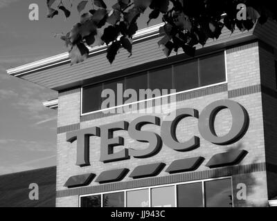 Supermarché Tesco Extra au nom de l'entrée du magasin, entreprise fondée par Jack Cohen en 1919 Banque D'Images