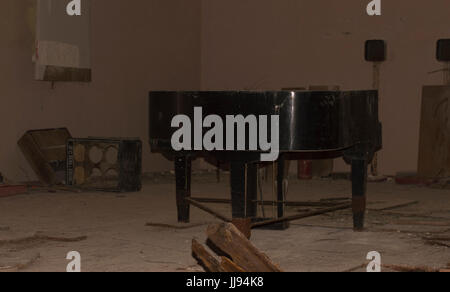 Piano abandonné dans la chambre dévastée en ville fantôme de Pripyat dans la zone d'exclusion de Tchernobyl Banque D'Images