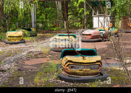 Voiture attractions abandonné dans la ville fantôme de Pripyat dans la zone d'exclusion de Tchernobyl Banque D'Images