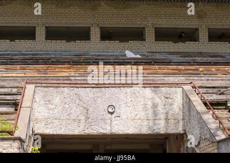 Stade abandonné dans la ville fantôme de Pripyat dans la zone d'exclusion de Tchernobyl Banque D'Images