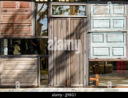 Vieille porte en bois avec windows background Banque D'Images