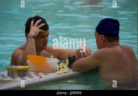 Deux hommes jouent aux échecs dans un spa local à City Park, Budapest, hongrie Banque D'Images