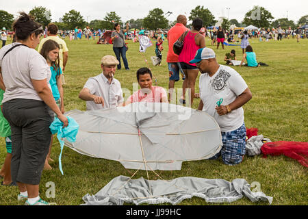 Detroit, Michigan - un groupe construit un cerf-volant au Detroit Kite Festival, qui a eu lieu sur l'île Belle. Environ un millier d'enfants et d'adultes fait kites, a volé le kite Banque D'Images