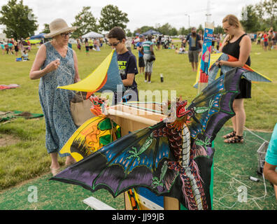 Detroit, Michigan - Le Detroit Kite Festival, qui a eu lieu sur l'île Belle. Environ un millier d'enfants et d'adultes a fait des cerfs-volants, cerfs-volants, et j'ai vu volé profession Banque D'Images