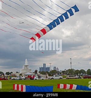 Detroit, Michigan - la prestation de l'équipe de Kite Windjammers au Detroit Kite Festival, qui a eu lieu sur l'île Belle. L'équipe a volé des chaînes de 13 cerfs-volants reliés. La société Abo Banque D'Images