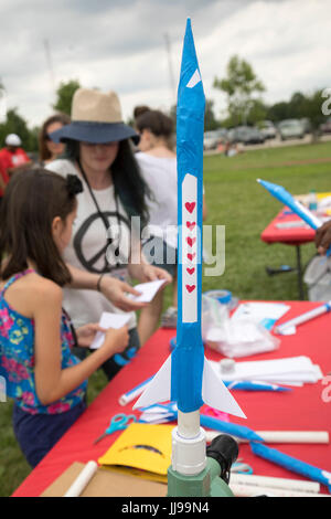 Detroit, Michigan - les gens prennent des roquettes air-powered au Detroit Kite Festival, qui a eu lieu sur l'île Belle. Banque D'Images