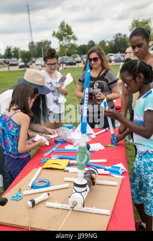 Detroit, Michigan - les gens prennent des roquettes air-powered au Detroit Kite Festival, qui a eu lieu sur l'île Belle. Banque D'Images