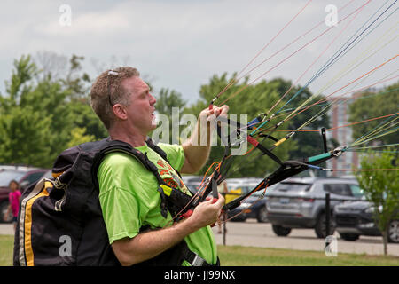 Detroit, Michigan - Un pilote parapente contrôle son métier sur le terrain au Detroit Kite Festival, qui a eu lieu sur l'île Belle. Environ un millier d'enfants Banque D'Images