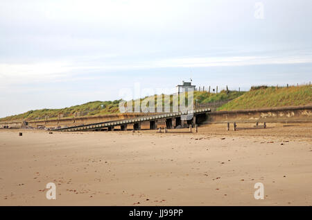 Une vue de la plage l'accès des visiteurs et l'accès d'urgence à Panier vide, près de l'Happisburgh, Norfolk, Angleterre, Royaume-Uni. Banque D'Images