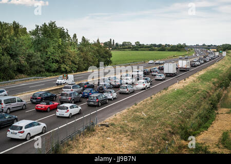 2017-07-15 : E45 - A14 entre Bologne et Imola (Emilia Romagna), Italie ; ralentir la circulation à la destinations de vacances. Banque D'Images