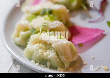 Boulette d'edamame, les agrumes l'huile de truffe, le poivron vert, le parmigiano à jeudi Cuisine, East Village, New York City Banque D'Images