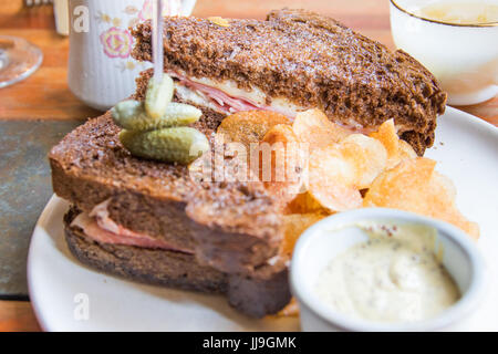 Fromage et Jambon grillé à la moutarde à l'aïoli au foyer restaurant, East Village, New York Banque D'Images