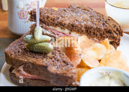 Fromage et Jambon grillé à la moutarde à l'aïoli au foyer restaurant, East Village, New York Banque D'Images