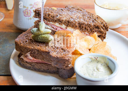 Fromage et Jambon grillé à la moutarde à l'aïoli au foyer restaurant, East Village, New York Banque D'Images