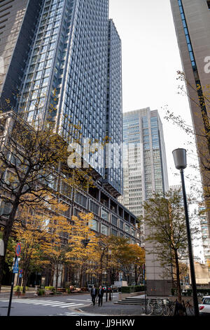 D'affaires japonais à pied les rues tranquilles du quartier financier de l'automne, Tokyo, Japon. Banque D'Images