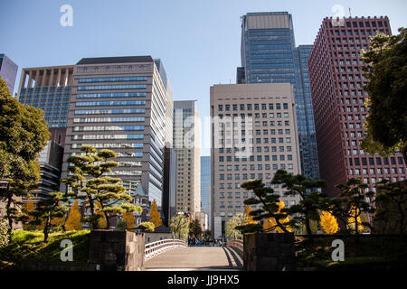 Un pont relie les jardins nationaux kokyogaien à hibiya dori et le quartier financier de Tokyo Banque D'Images