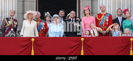 La Reine Elizabeth, accompagné par d'autres membres de la famille royale assister à la parade du marquage couleur, son anniversaire officiel. Avec : Catherine duchesse de Cambridge, Kate Middleton, Prince William, duc de Cambridge, Prince George, la Princesse Charlotte, Isla Phillips, Savannah Phillips, Peter Phillips, Phillips, de l'automne, Camilla duchesse de Cornouailles, le prince Charles prince de Galles, la Princesse Béatrice, la reine Elizabeth II, le Prince Philip, duc d'Édimbourg où : London, Royaume-Uni Quand : 17 Juin 2017 Crédit : John Rainford/WENN.com Banque D'Images